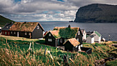 Dorf Mikladalur auf der Insel Kalsoy in der Sonne, Färöer Inseln\n