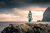 Statue Kópakonan, Meerjungfrau im Dorf Mikladalur auf der Insel Kalsoy, Färöer Inseln\n