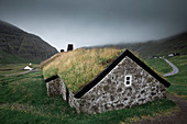 Hütten mit Grasdach im Dorf Saksun auf der Insel Streymoy, Färöer Inseln\n