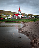 Kirche im Dorf von Sandavágur auf der Insel Vagar, Färöer Inseln\n