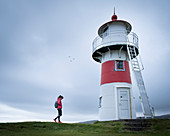Frau am Leuchtturm Skansin in der Hauptstadt Torshavn, Färöer Inseln