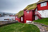 Rote Gebäude im Regierungsviertel Tinganes der Hauptstadt Torshavn, Färöer Inseln