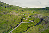 Kurvigen Straße nach Norðradalur auf Streymoy, Färöer Inseln\n