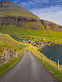 Straße beim Dorf Bour auf Vagar, Färöer Inseln\n