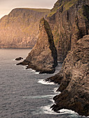 Küste und Klippen bei Trælanípa auf der Insel Vagar, am See Leitisvatn, Färöer Inseln\n