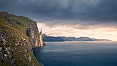 Trøllkonufingur Hexenfinger Felsformation bei Sonnenuntergang auf der Insel Vagar, Färöer Inseln\n