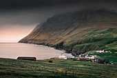 Dorf Viðareiði mit Kirche am Meer auf der Insel Vidoy, Färöer Inseln\n