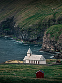 Kirche im Dorf Viðareiði am Meer auf der Insel Vidoy, Färöer Inseln\n