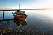 View of a jetty with a boat, in the background the Alps, Ammersee, Fünfseenland, Upper Bavaria, Bavaria, Germany, Europe