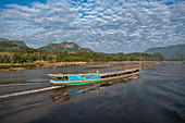 Longtail Ausflugsboot auf Fluss Mekong, nahe Luang Prabang, Provinz Luang Prabang, Laos, Asien