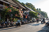 Mopeds vor Restaurants und Bars auf der Sisavangvong Road (der Hauptstraße), Luang Prabang, Provinz Luang Prabang, Laos, Asien