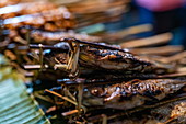 Gegrillter Fisch zum Verkauf an einem Stand am Nachtmarkt, Luang Prabang, Provinz Luang Prabang, Laos, Asien