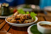 Lokale Köstlichkeiten im Restaurant, Luang Prabang, Provinz Luang Prabang, Laos, Asien