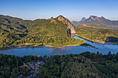 Luftaufnahme vom Dorf Ban Muang Keo am Fluss Mekong mit Bergen dahinter, Ban Muang Keo, Bezirk Chomphet, Provinz Luang Prabang, Laos, Asien