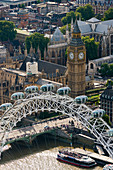 Eine Luftaufnahme des London Eye und der Houses of Parliament, London, England, Großbritannien, Europa