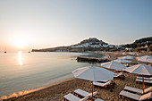 Blick über Lindos Strand bei Sonnenaufgang, Lindos, Rhodos, Dodekanes, Griechische Inseln, Griechenland, Europa