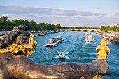 Frankreich, Paris, Gebiet, das von der UNESCO zum Weltkulturerbe erklärt wurde, die Alexandre-III-Brücke und die Flottenboote durch die Statue des Genie de l'Eau