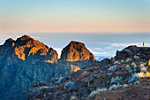 Frankreich, Insel Reunion, Cilaos, Salazie-Wanderer, der den Sonnenaufgang auf Gros Morne und les Salazes vom Piton des Neiges aus bewundert, der von der UNESCO zum Weltkulturerbe erklärt wurde