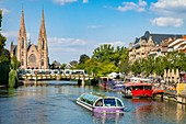 Frankreich, Bas Rhin, Straßburg, Altstadt, die von der UNESCO zum Weltkulturerbe erklärt wurde, Flugboot auf dem Ill River mit der St. Pauls Kirche im Hintergrund