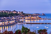 Frankreich, Ille-et-Vilaine, Smaragdküste, Cancale, Blick über die Stadt und den Hafen von La Houle
