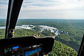 Luftaufnahme der Wasserfälle an den Iguazu Falls gesehen durch das Fenster eines Hubschrauber mit Cockpitinstrumenten im Vordergrund, Iguazu National Park, Parana, Brasilien, Südamerika
