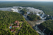 Luftaufnahme von Hotel das Cataratas, A Belmond Hotel, Fluss Iguazu und Wasserfälle der Iguazu Falls, Iguazu National Park, Parana, Brasilien, Südamerika