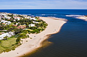 Luftaufnahme von Strand und Küste bei La Barra, Punta del Este, Maldonado Department, Uruguay, Südamerika