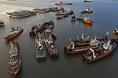 Luftaufnahme von verfallenen Booten und Schiffen die im Hafen vor sich hin rosten, Montevideo, Montevideo Department, Uruguay, Südamerika