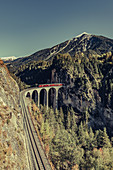 Zug am Landwasserviadukt in Graubünden, Schweiz, Europa