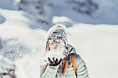 Frau ist glücklich im Schnee, Diavolezza, Oberengadin, Graubünden, Schweiz, Europa