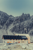 Dämmerung an der Totalphütte im Rätikon über dem Lünersee, Vorarlberg, Österreich, Europa