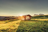 Hütte bei Sonnenaufgang auf der Seiser Alm in Südtirol, Italien, Europa