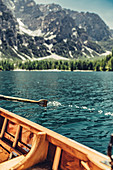 Bootsfahrt am Pragser Wildsee inmitten der Dolomiten in Südtirol, Italien, Europa