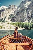 Frau bei Bootsfahrt am Pragser Wildsee inmitten der Dolomiten in Südtirol, Italien, Europa