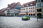 Trabbi auf dem Marktplatz in Quedlinburg, Deutschland