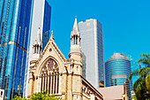 St. Stephen's Cathedral von Glaswolkenkratzern in den Schatten gestellt, Brisbane, Queensland, Australien,