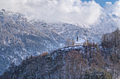 Blick auf den winterlichen Kalvarienberg oberhalb von Eschenlohe, Bayern, Deutschland, Europa