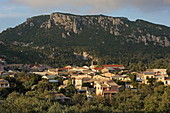 Blick über den Ort Makrades in den Bergen über der Westküste von Korfu, Ionische Inseln, Griechenland