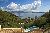Hera House ist eine luxuriöse Villa am oberen Eingang zur kleinen Agni Bay an der Nordostküste der Insel Korfu gelegen ist ein beliebter Ankerplatz für Segler, Ionische Inseln, Griechenland
