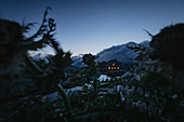 Beleuchtete Berghütte im schweizer Gebirge, Schweiz