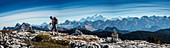 Frankreich, Haute Savoie, Massif des Bornes, Plateau des Glieres, Wandern im Berg Sous Dine, in den Lapias des Gipfels Panoramablick auf die Berge Mont Blanc und Aravis