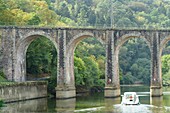Frankreich, Ille et Vilaine, Guipry-Messac, Boot auf dem Fluss Vilaine im bewaldeten Tal von Corbinières und dem Aquädukt