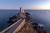 Frankreich, Finistère, der Leuchtturm des Petit Minou bei Sonnenuntergang
