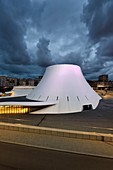 Frankreich, Seine Maritime, Le Havre, Innenstadt von Auguste Perret umgebaut, von der UNESCO zum Weltkulturerbe erklärt, dem von Oscar Niemeyer geschaffenen Kulturzentrum Volcano