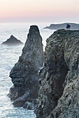 Frankreich, Morbihan, Belle-Ile-Insel, Bangor, Nadeln von Port-Coton bei Sonnenuntergang