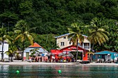 Martinique, am Strand von Anses d'Arlets, Restaurant am Meer unter Kokospalmen und Parassolen
