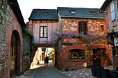 Frankreich, Correze, Collonges la Rouge, bezeichnet als Les Plus Beaux Villages de France (Die schönsten Dörfer Frankreichs), Dorf aus rotem Sandstein
