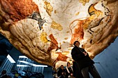 Frankreich, Dordogne, Schwarzes Perigord, Vezere-Tal, prähistorische Stätte und dekorierte Höhle, die von der UNESCO zum Weltkulturerbe erklärt wurde, Montignac-sur-Vezere, Höhle von Lascaux IV, Internationales Zentrum für parietale Kunst, Faksimile-Showroom