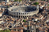Frankreich, Bouches du Rhone, Arles, das Stadtzentrum mit der Arena, römisches Amphitheater (80/90 n. Chr.), Historisches Denkmal, UNESCO-Weltkulturerbe (Luftaufnahme)