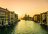 Sonnenuntergangsansicht entlang des Canal Grande in Venedig